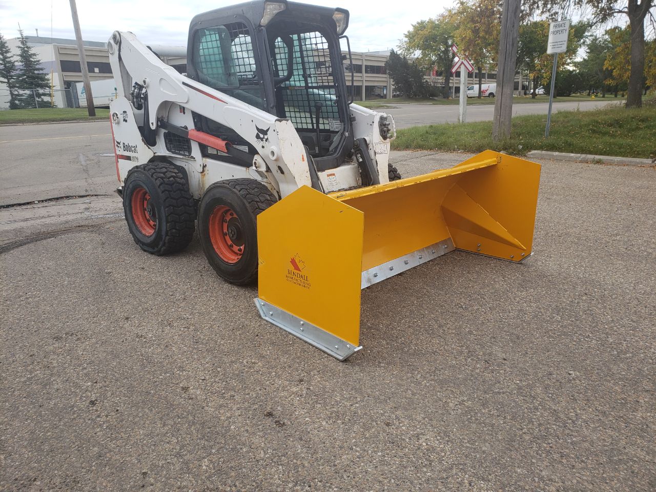 Bendall skid steer snow pusher attached to loader

Yellow snow box blade for skid steer

Heavy-duty snow bucket blade in winter setting

96-inch Bendall box blade in commercial snow use

Rear angle of Bendall snow blade showing mold board

