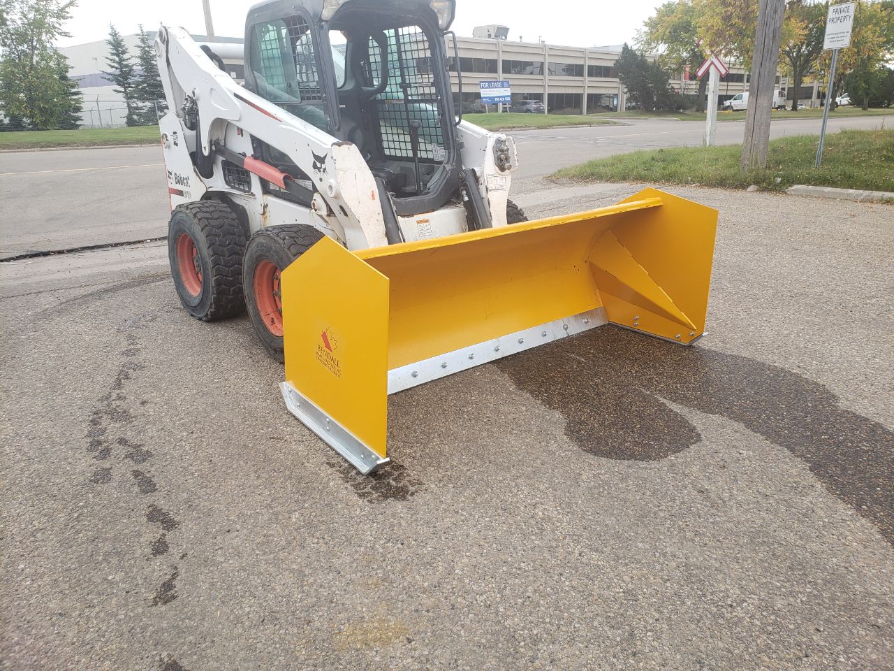 Bendall skid steer snow pusher attached to loader

Yellow snow box blade for skid steer

Heavy-duty snow bucket blade in winter setting

96-inch Bendall box blade in commercial snow use

Rear angle of Bendall snow blade showing mold board


