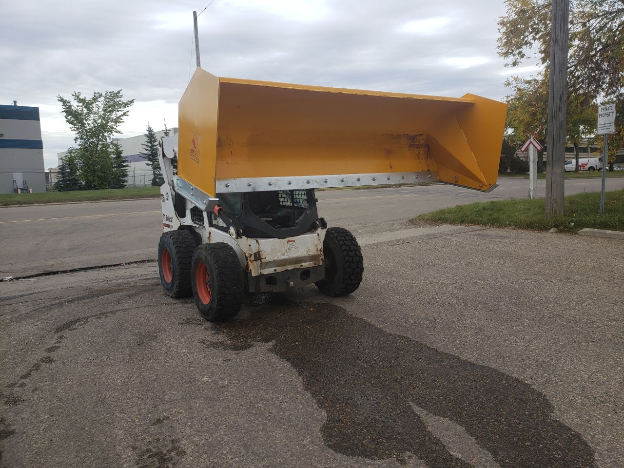 Bendall skid steer snow pusher attached to loader

Yellow snow box blade for skid steer

Heavy-duty snow bucket blade in winter setting

96-inch Bendall box blade in commercial snow use

Rear angle of Bendall snow blade showing mold board

