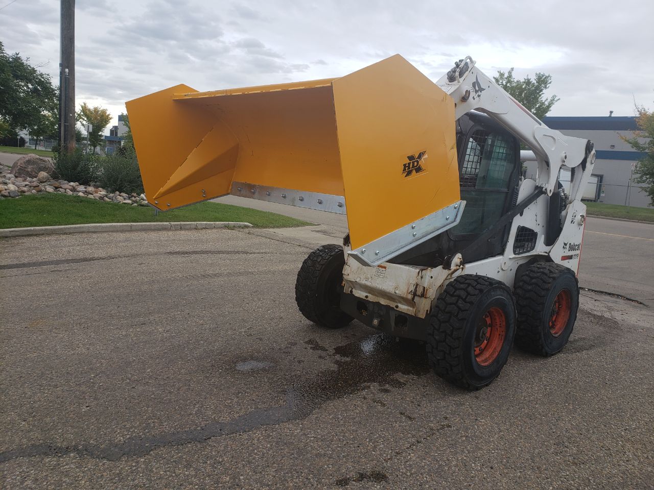 Bendall skid steer snow pusher attached to loader

Yellow snow box blade for skid steer

Heavy-duty snow bucket blade in winter setting

96-inch Bendall box blade in commercial snow use

Rear angle of Bendall snow blade showing mold board

