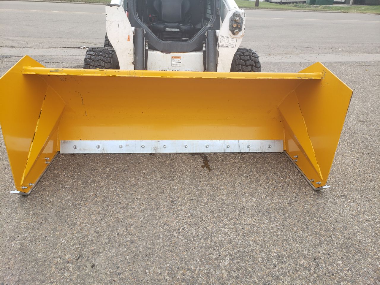 Bendall skid steer snow pusher attached to loader

Yellow snow box blade for skid steer

Heavy-duty snow bucket blade in winter setting

96-inch Bendall box blade in commercial snow use

Rear angle of Bendall snow blade showing mold board

