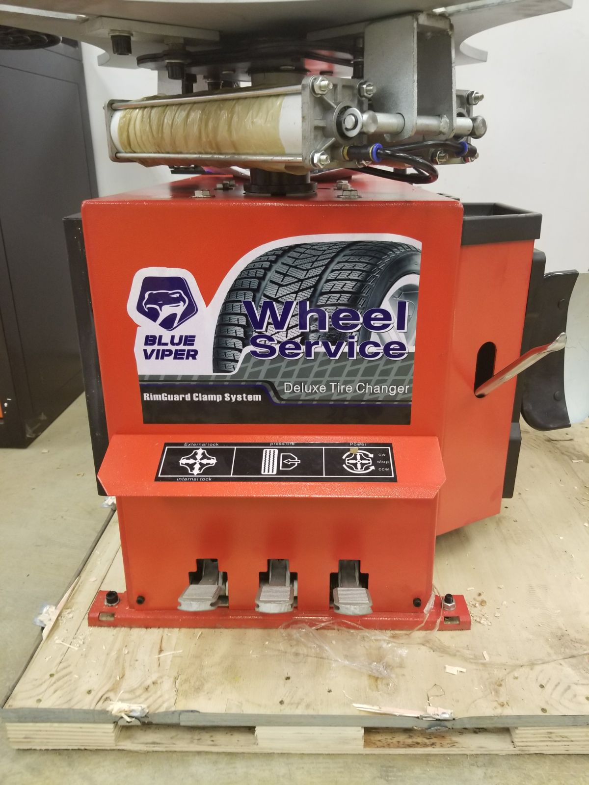 Blue Viper FT350 Tire Changer with Swing Arm Assist

Deluxe Tire Machine with Bead Blaster Inflation System

Run-Flat and Low-Profile Tire Changer – Blue Viper FT350

Heavy Duty Tire Changer for Professional Auto Shops