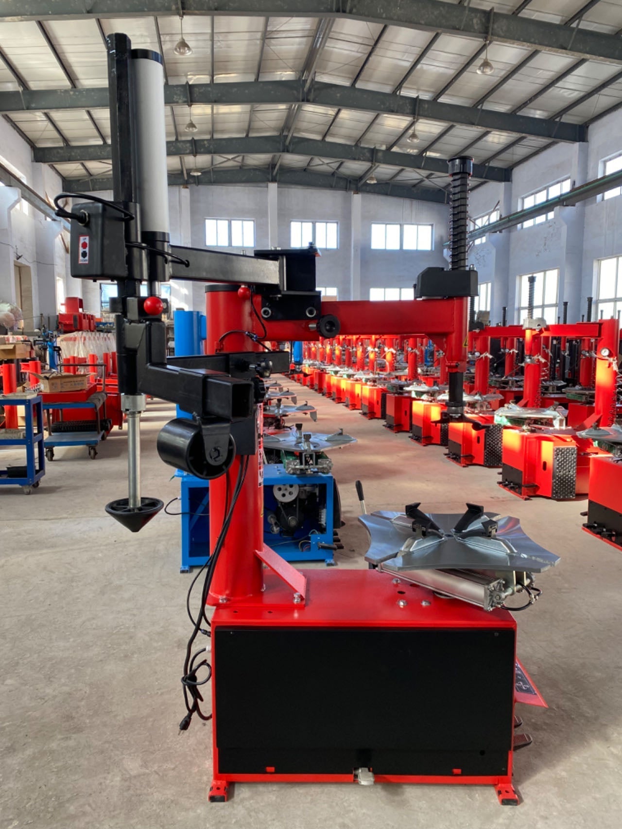 Blue Viper FT300 Commercial Tire Changer with Helper Arm

1.5 HP Tire Machine with 5500 lb Bead Break Force

Professional Tire Changer for Auto Shops

Heavy-Duty Blue Viper FT300 Tire Changer with Assist Arm