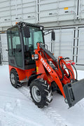 CanLift EREL10 electric wheel loader side view
Red electric wheel loader lifting materials
Bobcat-style quick hitch on CanLift loader
72V battery electric loader in warehouse
Heavy-duty compact loader with bucket attachment