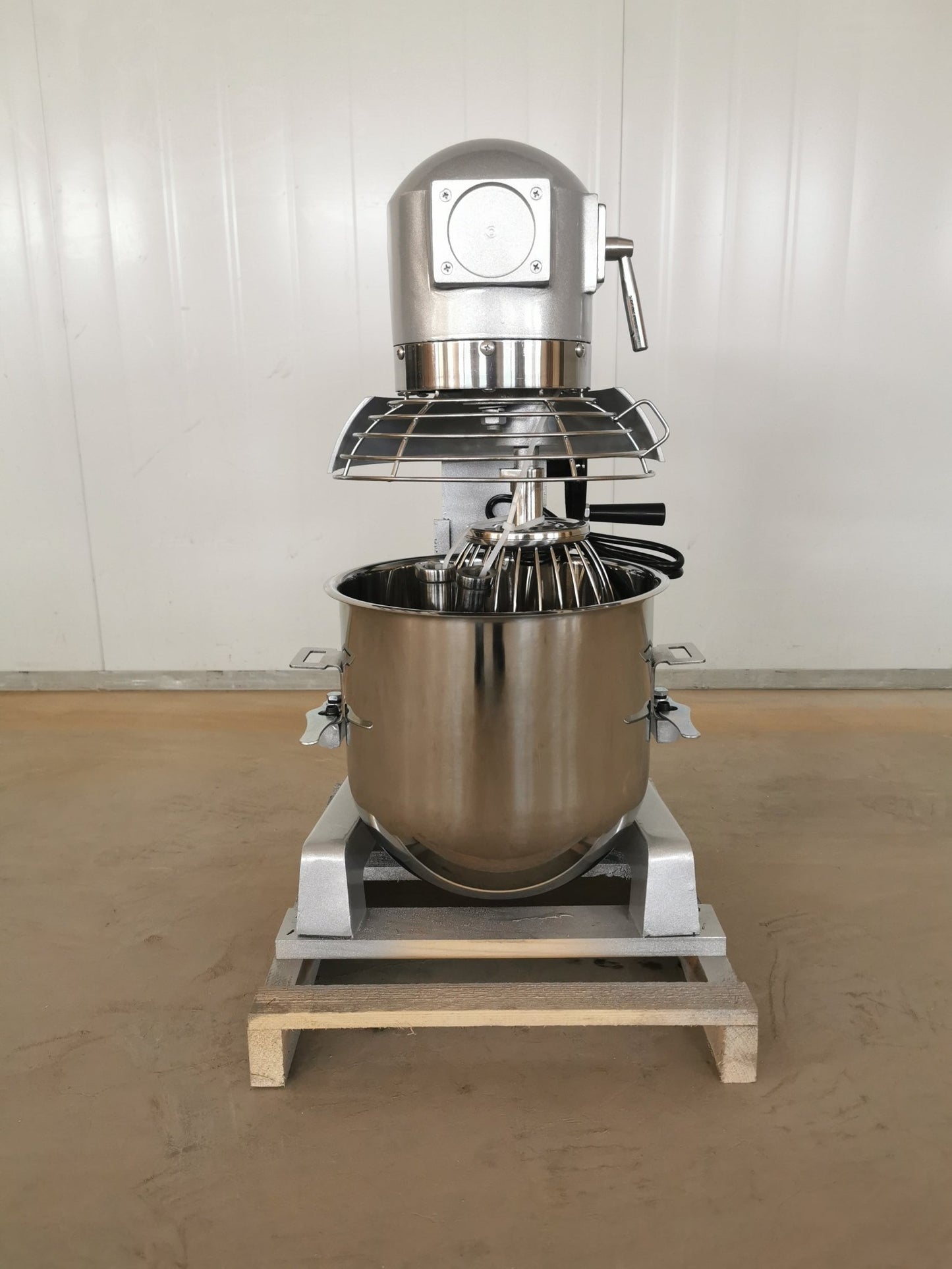15 QT commercial dough mixer on stainless steel counter

Stainless steel mixing bowl with guard closed

Front view of food-grade commercial mixer with attachments

Dough hook installed on industrial kitchen mixer