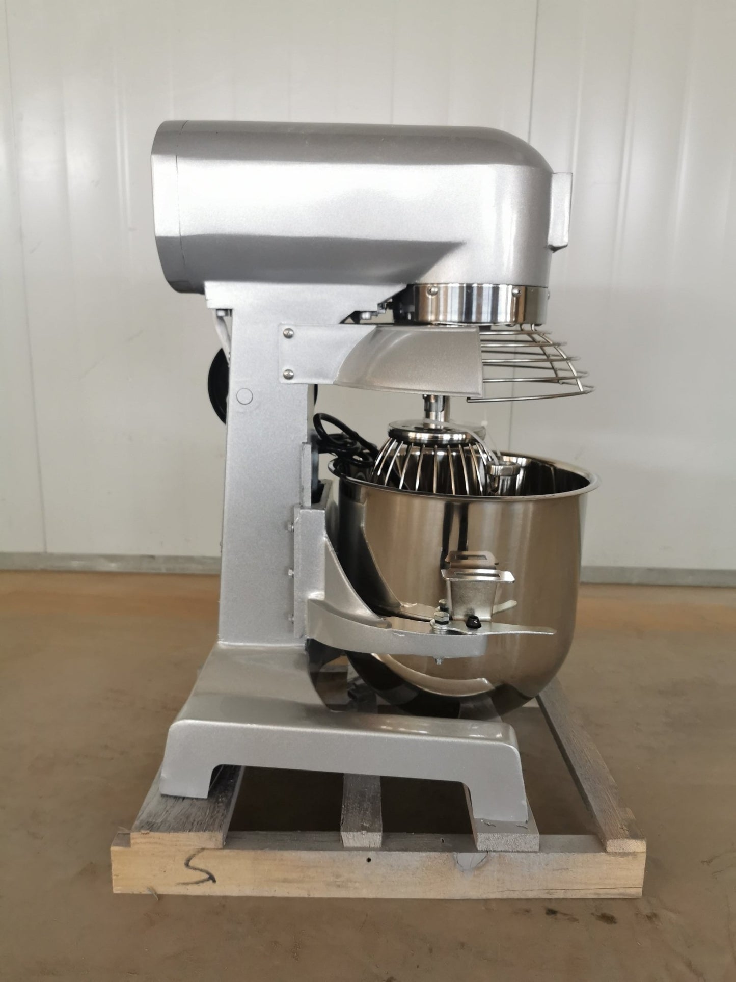 15 QT commercial dough mixer on stainless steel counter

Stainless steel mixing bowl with guard closed

Front view of food-grade commercial mixer with attachments

Dough hook installed on industrial kitchen mixer