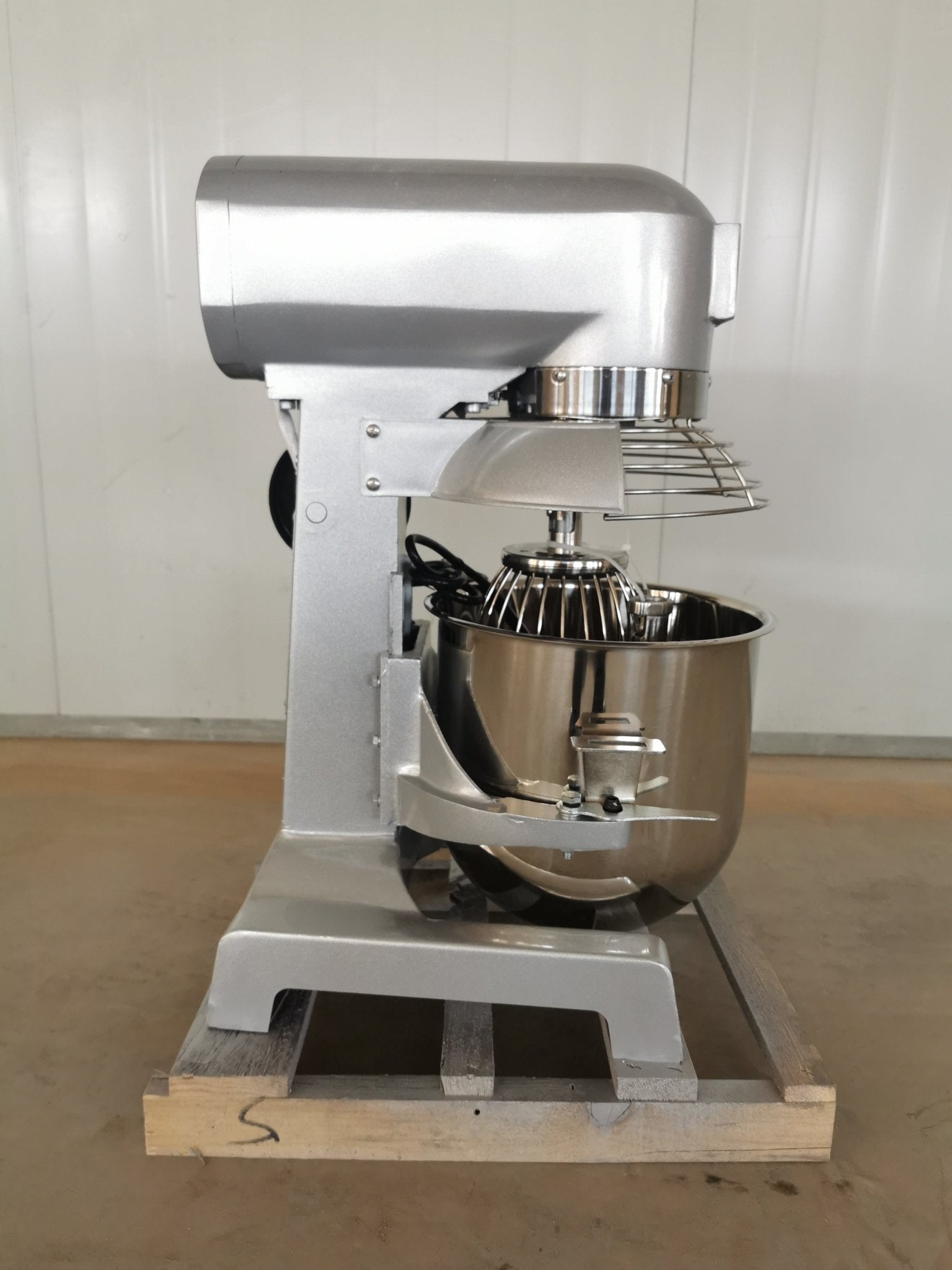 15 QT commercial dough mixer on stainless steel counter

Stainless steel mixing bowl with guard closed

Front view of food-grade commercial mixer with attachments

Dough hook installed on industrial kitchen mixer
