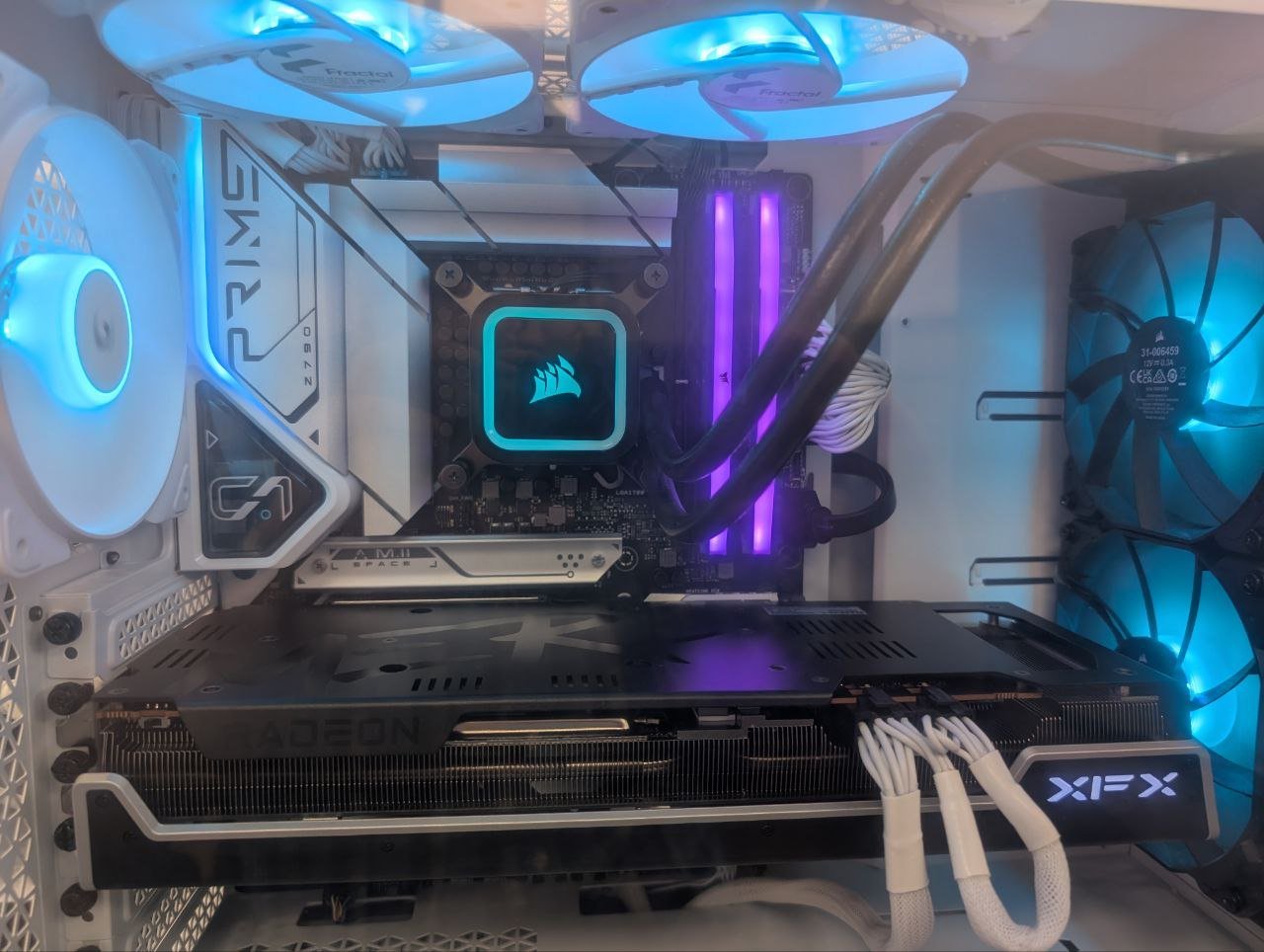 Custom Gaming PC with i7-14700F, RX 7900 XT, 32GB DDR5, and Gen5 SSD