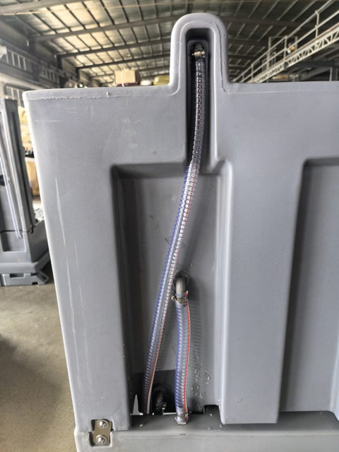“Deluxe outdoor portable toilet with built-in sink”

“390L waste tank portable toilet for job sites and events”

“Portable flush toilet with handwashing station”

“Full-seat porta potty with sink and ventilation panel”