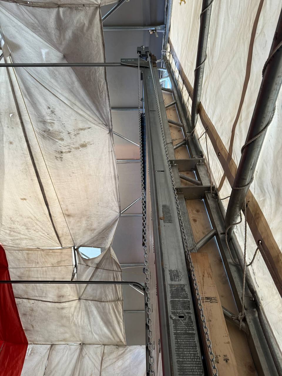 White insulated electric overhead garage door installed in shop
Heavy-duty motorized overhead garage door with steel frame
Electric garage door kit with insulation for industrial buildings
Overhead sectional garage door installed on warehouse