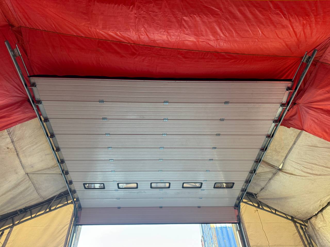 White insulated electric overhead garage door installed in shop
Heavy-duty motorized overhead garage door with steel frame
Electric garage door kit with insulation for industrial buildings
Overhead sectional garage door installed on warehouse