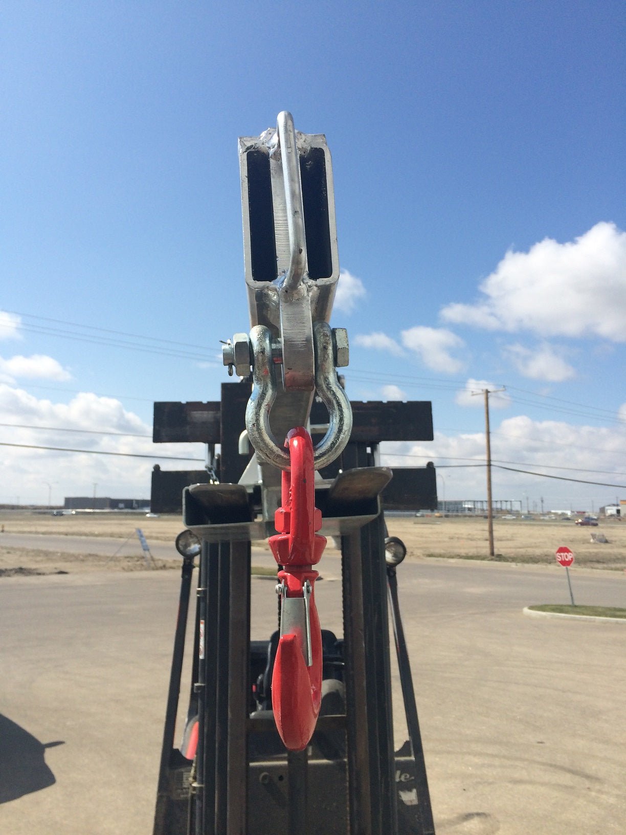 Forklift lifting beam with extension jib attachment
Heavy-duty skid steer jib arm in use
Zinc-coated forklift boom arm – extended
Safety hook and shackle close-up
Forklift lifting with boom attachment in construction site