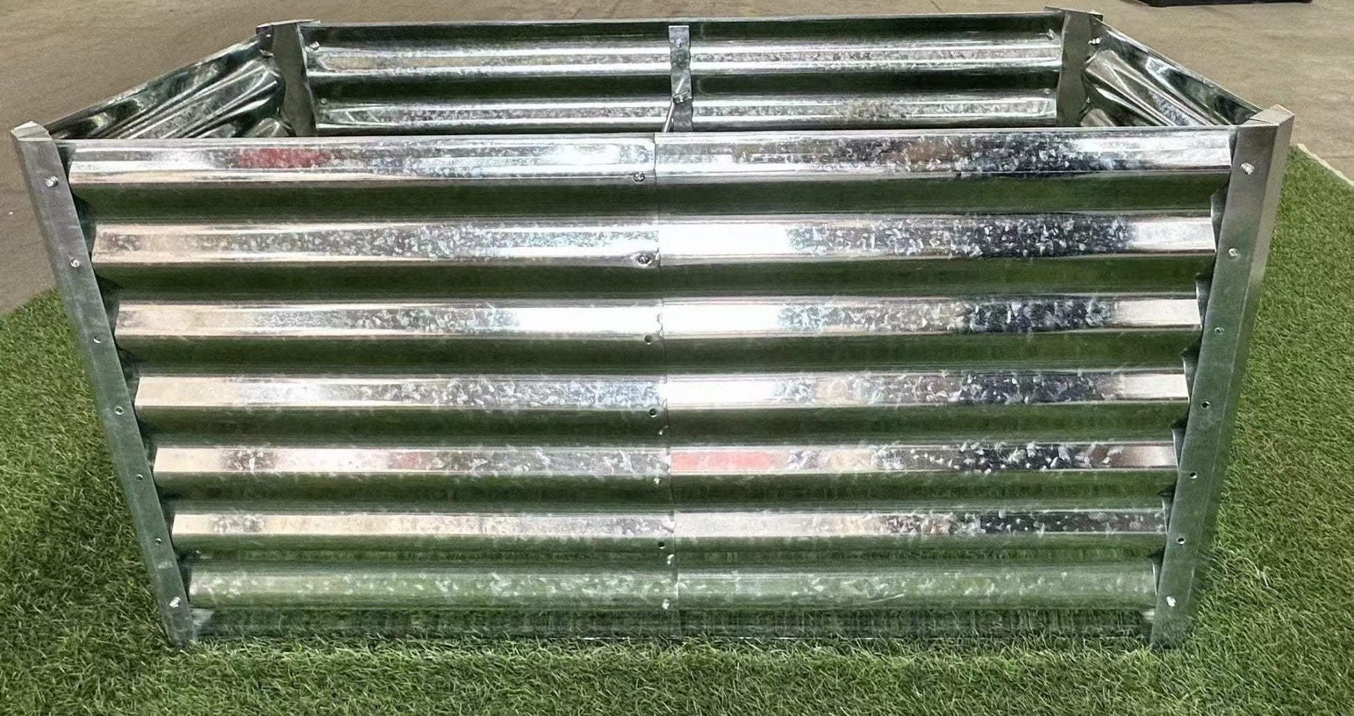 Galvanized Rectangle Raised Garden Bed for Outdoor Growing

Rust-Resistant Metal Planter Box for Vegetables and Herbs

Durable Outdoor Garden Bed for Backyard Gardening