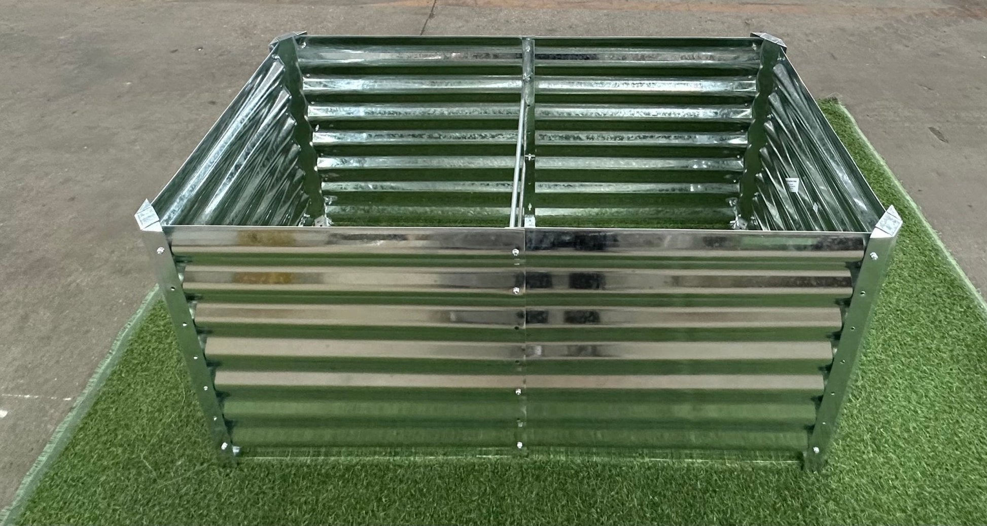 Galvanized Rectangle Raised Garden Bed for Outdoor Growing

Rust-Resistant Metal Planter Box for Vegetables and Herbs

Durable Outdoor Garden Bed for Backyard Gardening