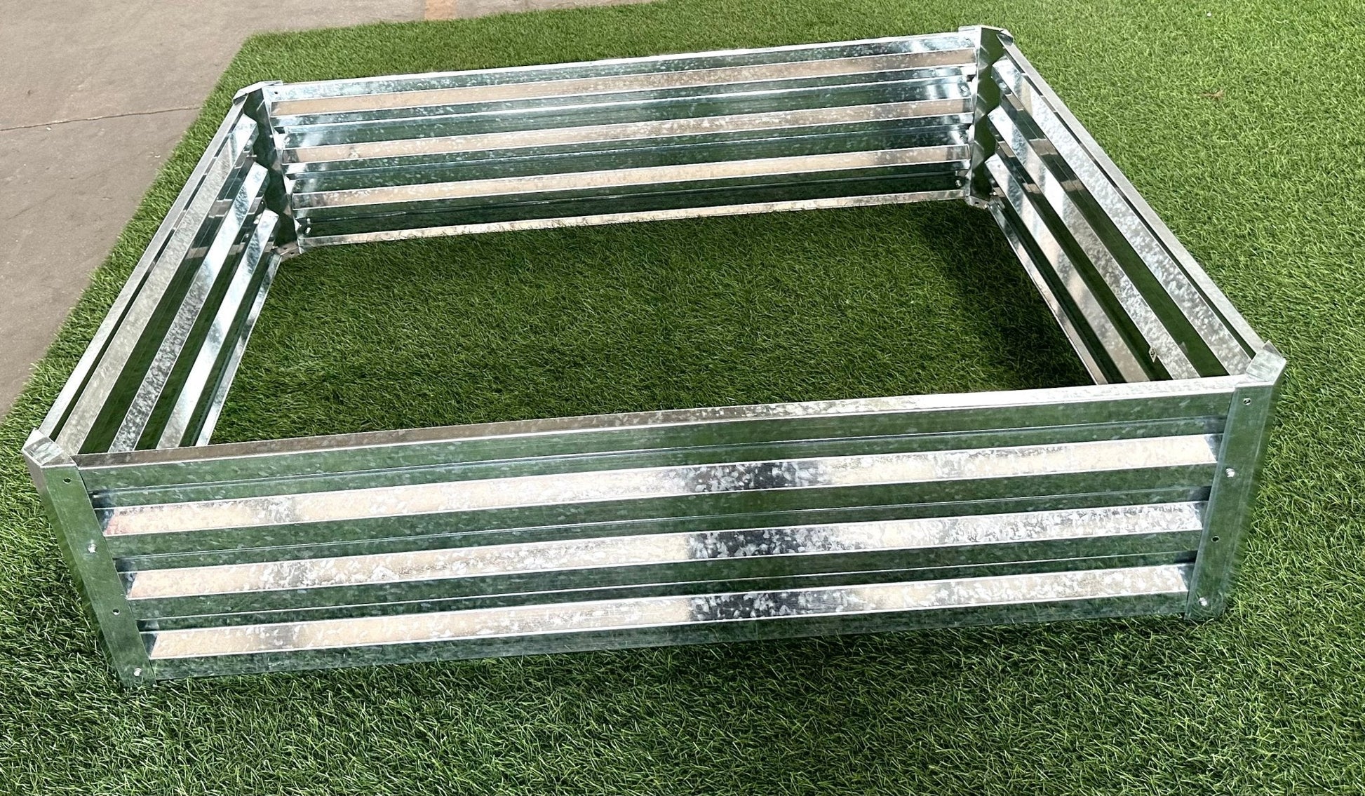 Galvanized Rectangle Raised Garden Bed for Outdoor Growing

Rust-Resistant Metal Planter Box for Vegetables and Herbs

Durable Outdoor Garden Bed for Backyard Gardening