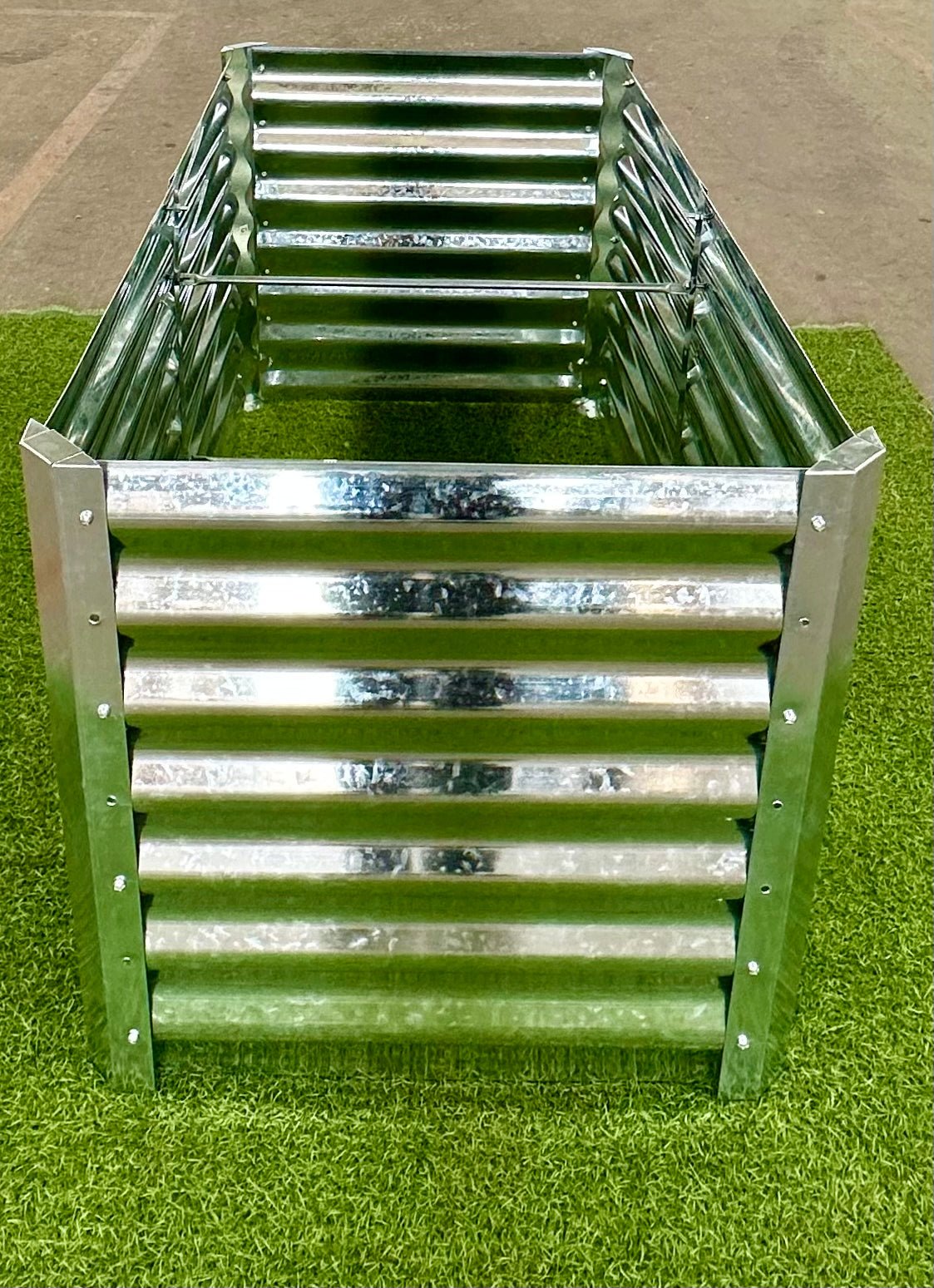 Galvanized Rectangle Raised Garden Bed for Outdoor Growing

Rust-Resistant Metal Planter Box for Vegetables and Herbs

Durable Outdoor Garden Bed for Backyard Gardening