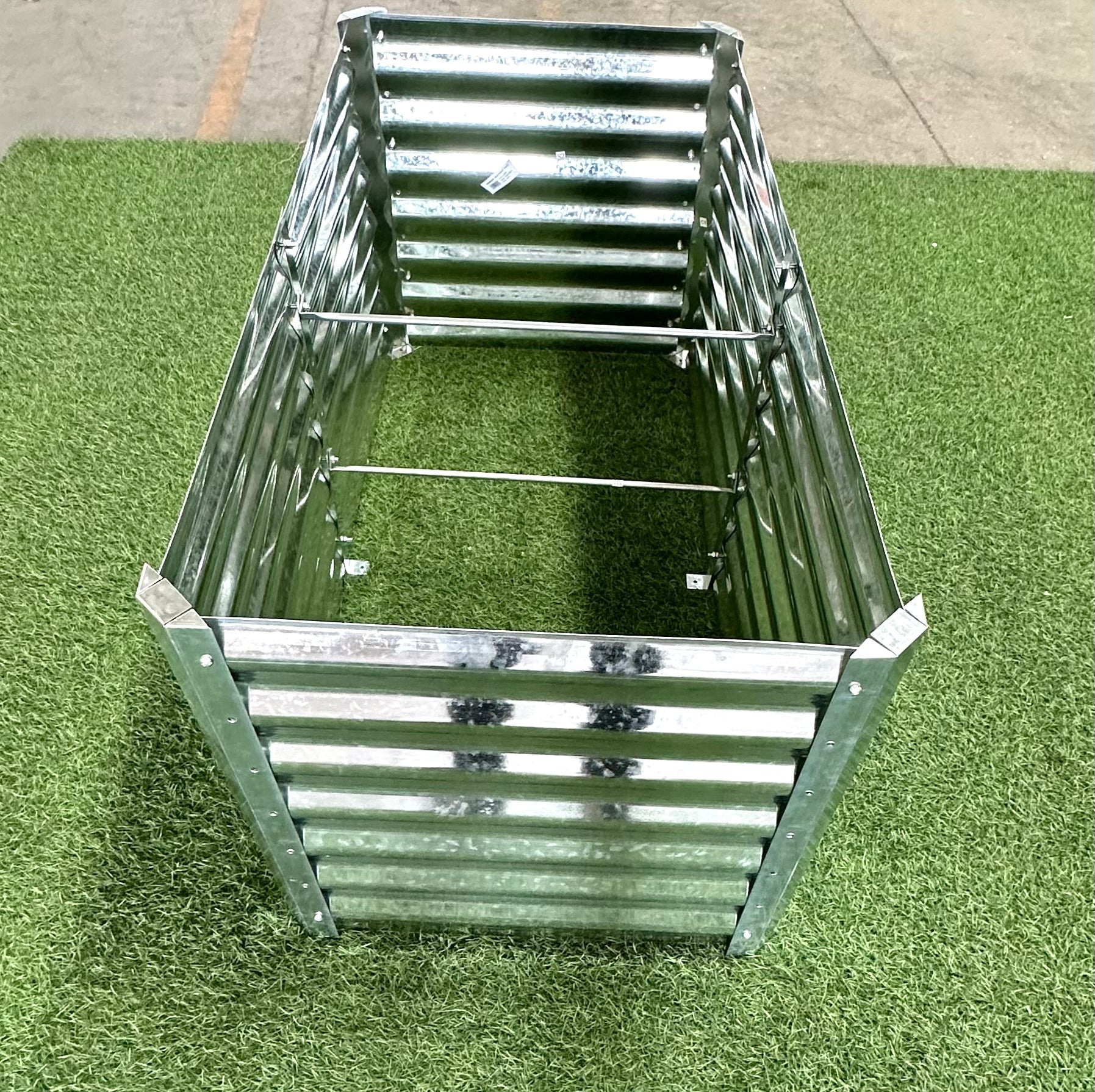 Galvanized Rectangle Raised Garden Bed for Outdoor Growing

Rust-Resistant Metal Planter Box for Vegetables and Herbs

Durable Outdoor Garden Bed for Backyard Gardening