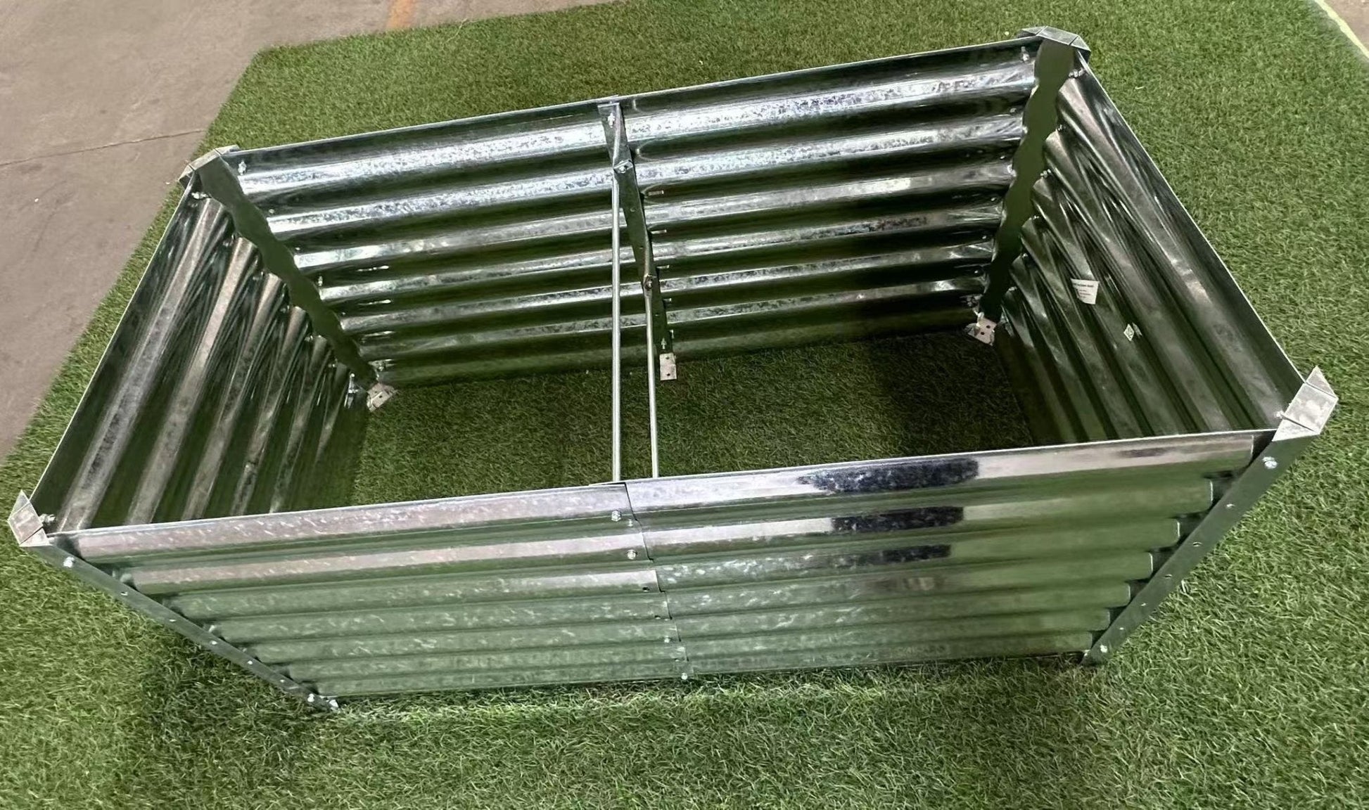 Galvanized Rectangle Raised Garden Bed for Outdoor Growing

Rust-Resistant Metal Planter Box for Vegetables and Herbs

Durable Outdoor Garden Bed for Backyard Gardening