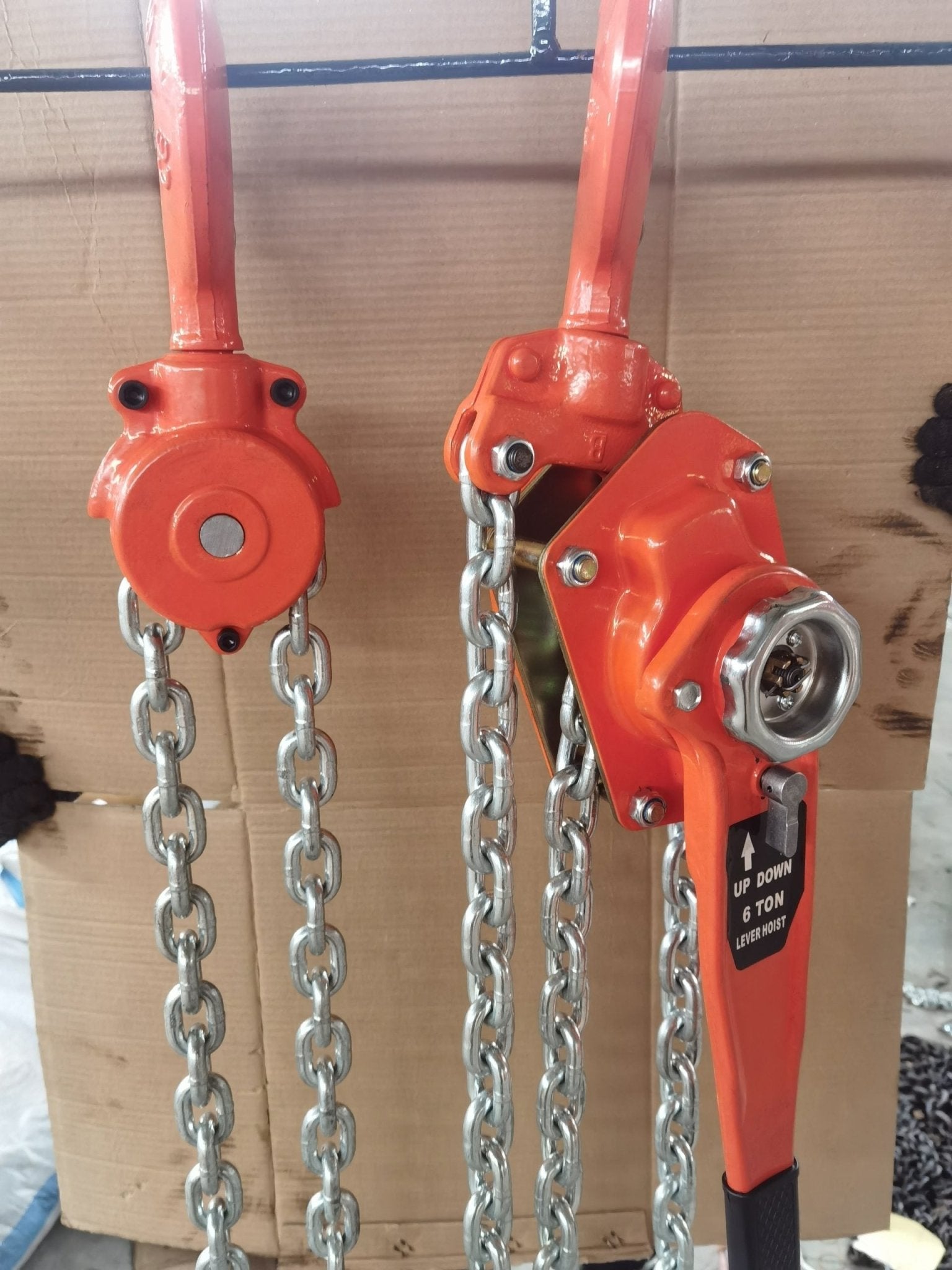 Heavy-duty come along chain ratchet hoist with orange hooks
Manual lifting chain hoist – 1.5-ton, 3-ton, 6-ton capacity
Steel chain ratchet hoist for industrial use
Workshop ratchet hoist with safety swivel hooks
Manual come along hoist with hardened steel chain
