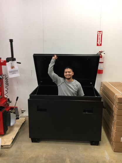 Steel jobsite tool box closed – front view

Heavy-duty black metal storage chest with lid open

Industrial-grade tool chest with reinforced lid and lock system