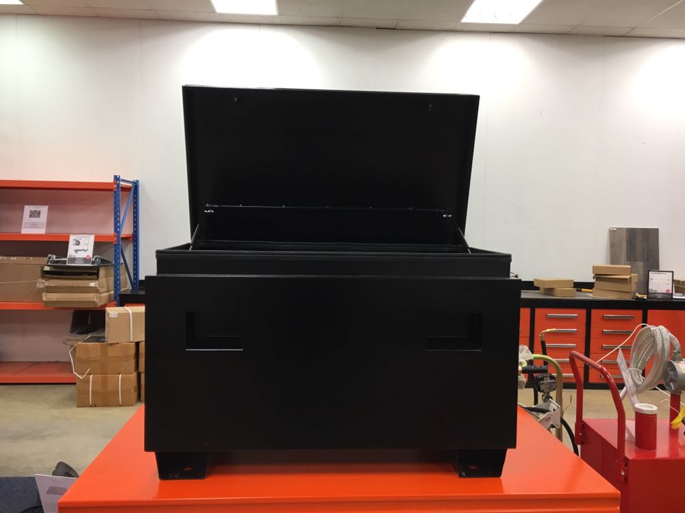 Steel jobsite tool box closed – front view

Heavy-duty black metal storage chest with lid open

Industrial-grade tool chest with reinforced lid and lock system