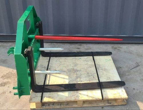 John Deere Euro Global 2-in-1 hay spear and pallet fork combo in use

Front view of the green hay spear attachment

Close-up of pallet fork mount

Forklift-style prongs on John Deere combo attachment

Side view of the detachable hay spear