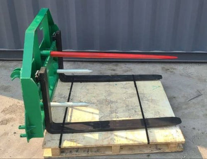 John Deere Euro Global 2-in-1 hay spear and pallet fork combo in use

Front view of the green hay spear attachment

Close-up of pallet fork mount

Forklift-style prongs on John Deere combo attachment

Side view of the detachable hay spear