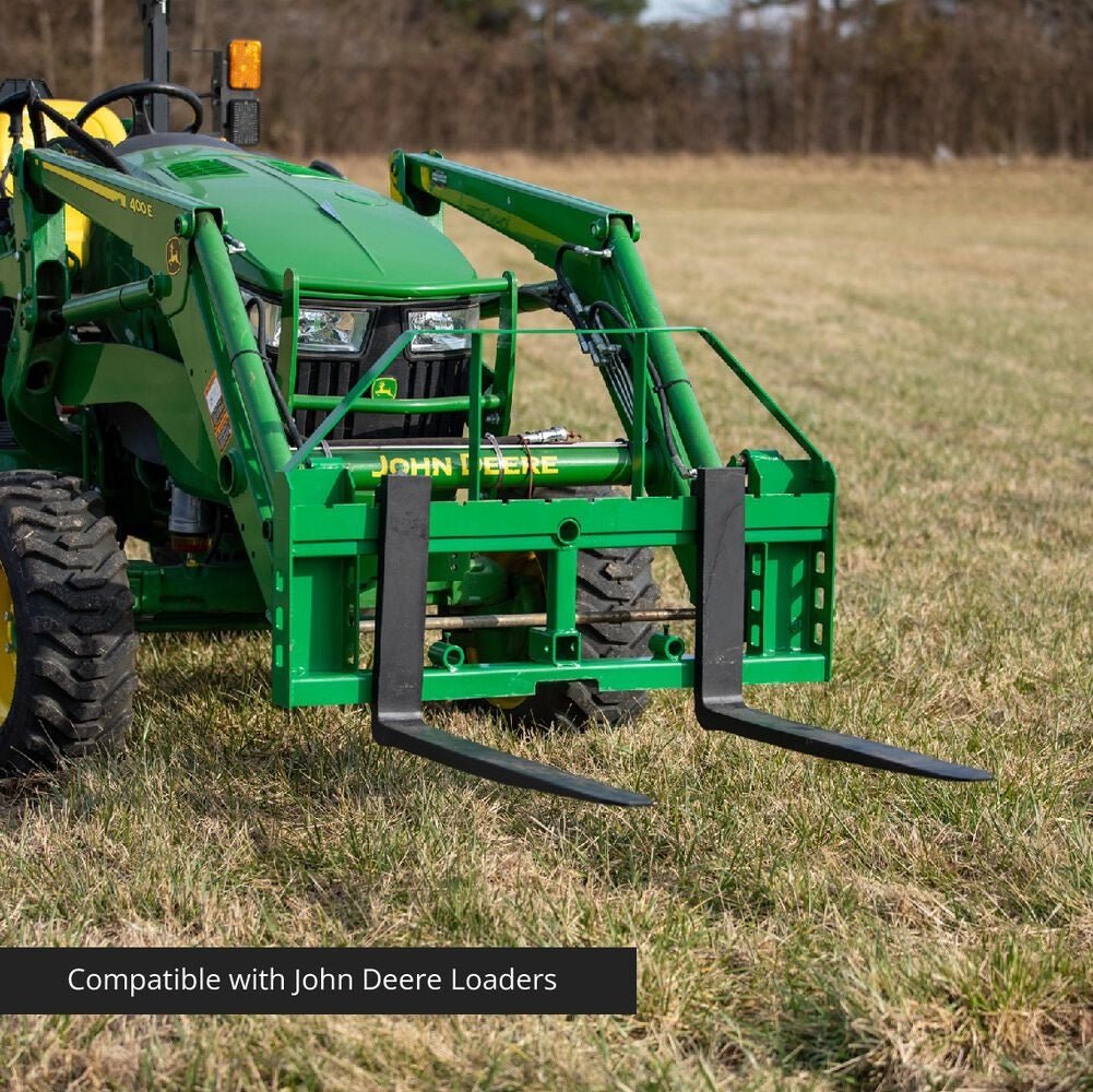 John Deere Euro Global 2-in-1 hay spear and pallet fork combo in use

Front view of the green hay spear attachment

Close-up of pallet fork mount

Forklift-style prongs on John Deere combo attachment

Side view of the detachable hay spear