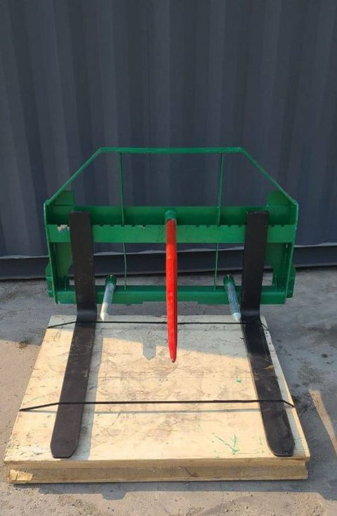 John Deere Euro Global 2-in-1 hay spear and pallet fork combo in use

Front view of the green hay spear attachment

Close-up of pallet fork mount

Forklift-style prongs on John Deere combo attachment

Side view of the detachable hay spear