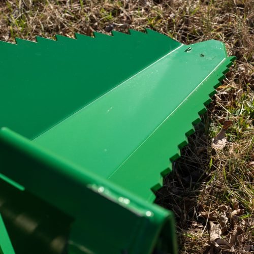 Heavy-duty stump bucket for John Deere tractor – AR400 steel, green
Side profile of tree root removal bucket with serrated edge
John Deere stump bucket attached to tractor – reinforced gussets
|Wide-angle view of stump bucket with laser-cut backplate