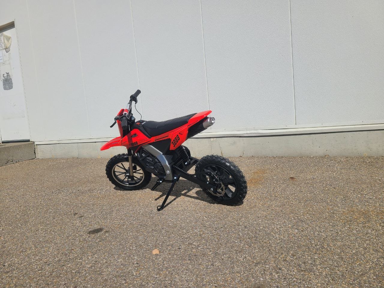 Red kids 36V electric dirt bike side view

Model CS3288 electric motocross bike for kids

Rear disc brake and suspension on 300W dirt bike

Young rider electric toy motorcycle CS3288

Knobby off-road tires on kids 36V electric bike