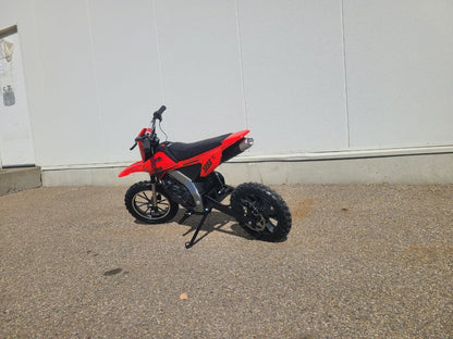 Red kids 36V electric dirt bike side view

Model CS3288 electric motocross bike for kids

Rear disc brake and suspension on 300W dirt bike

Young rider electric toy motorcycle CS3288

Knobby off-road tires on kids 36V electric bike