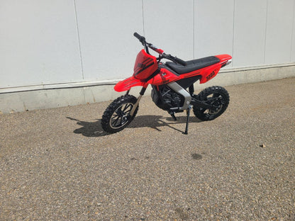 Red kids 36V electric dirt bike side view

Model CS3288 electric motocross bike for kids

Rear disc brake and suspension on 300W dirt bike

Young rider electric toy motorcycle CS3288

Knobby off-road tires on kids 36V electric bike