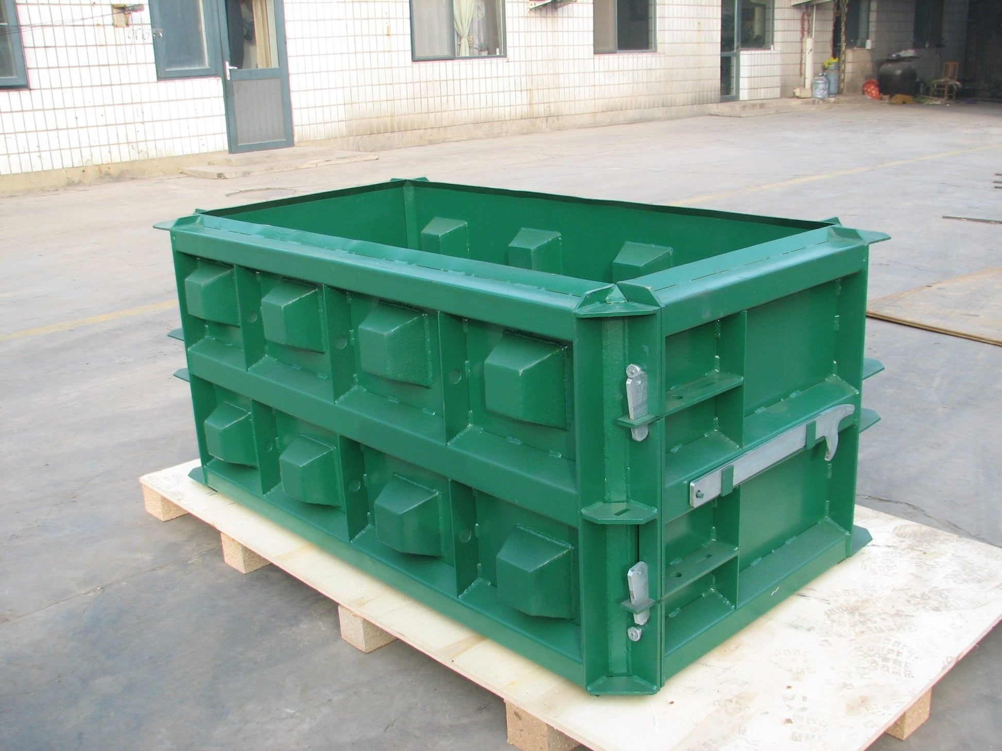 “5ft LEGO-style interlocking concrete mold in green”

“Durable reusable concrete block mold”

“Heavy-duty concrete form for large-scale blocks”

“Modular block mold used in construction and landscaping”