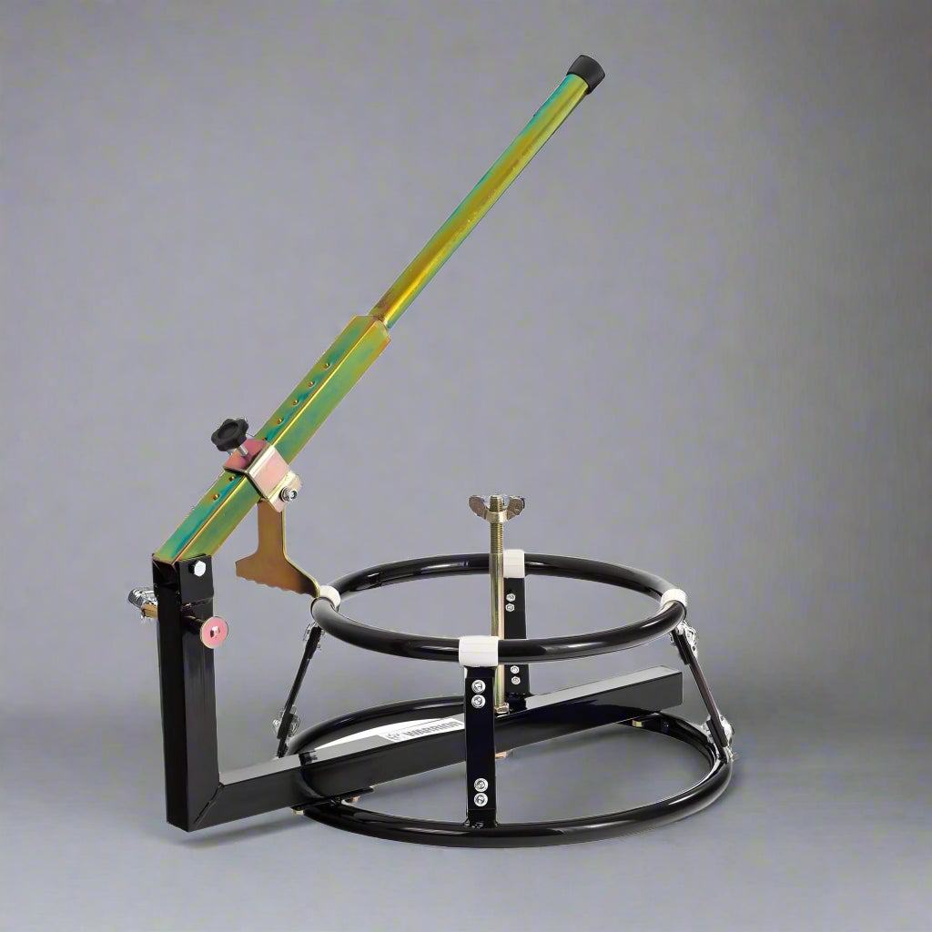 Steel tire changing stand with integrated arm for solo tire removal

