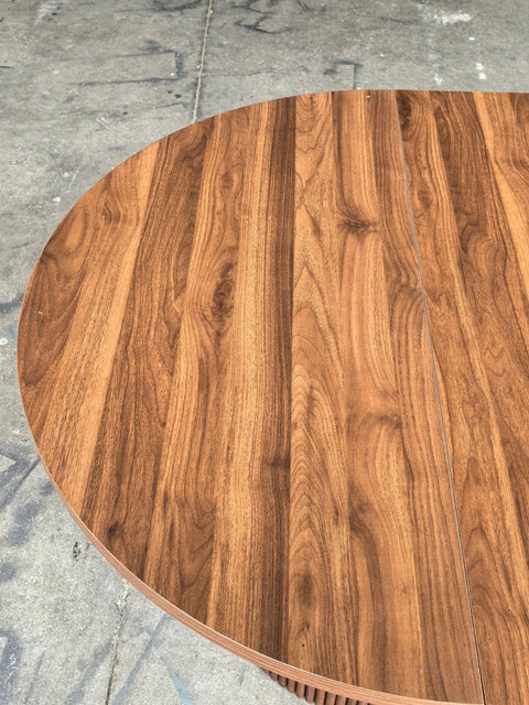 Reeded extendable dining table in a modern kitchen
Close-up of woodgrain tabletop texture
Side view showing the table expansion mechanism
Modern farmhouse dining table in retracted state
Seating for 4–8 guests with expandable design