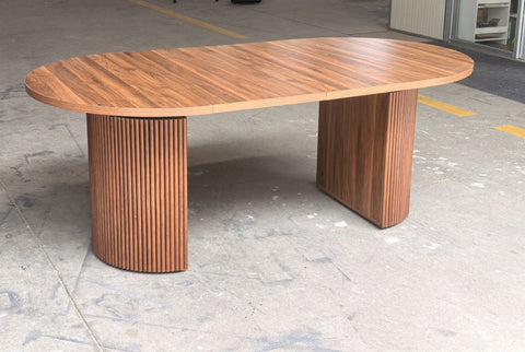 Reeded extendable dining table in a modern kitchen
Close-up of woodgrain tabletop texture
Side view showing the table expansion mechanism
Modern farmhouse dining table in retracted state
Seating for 4–8 guests with expandable design
