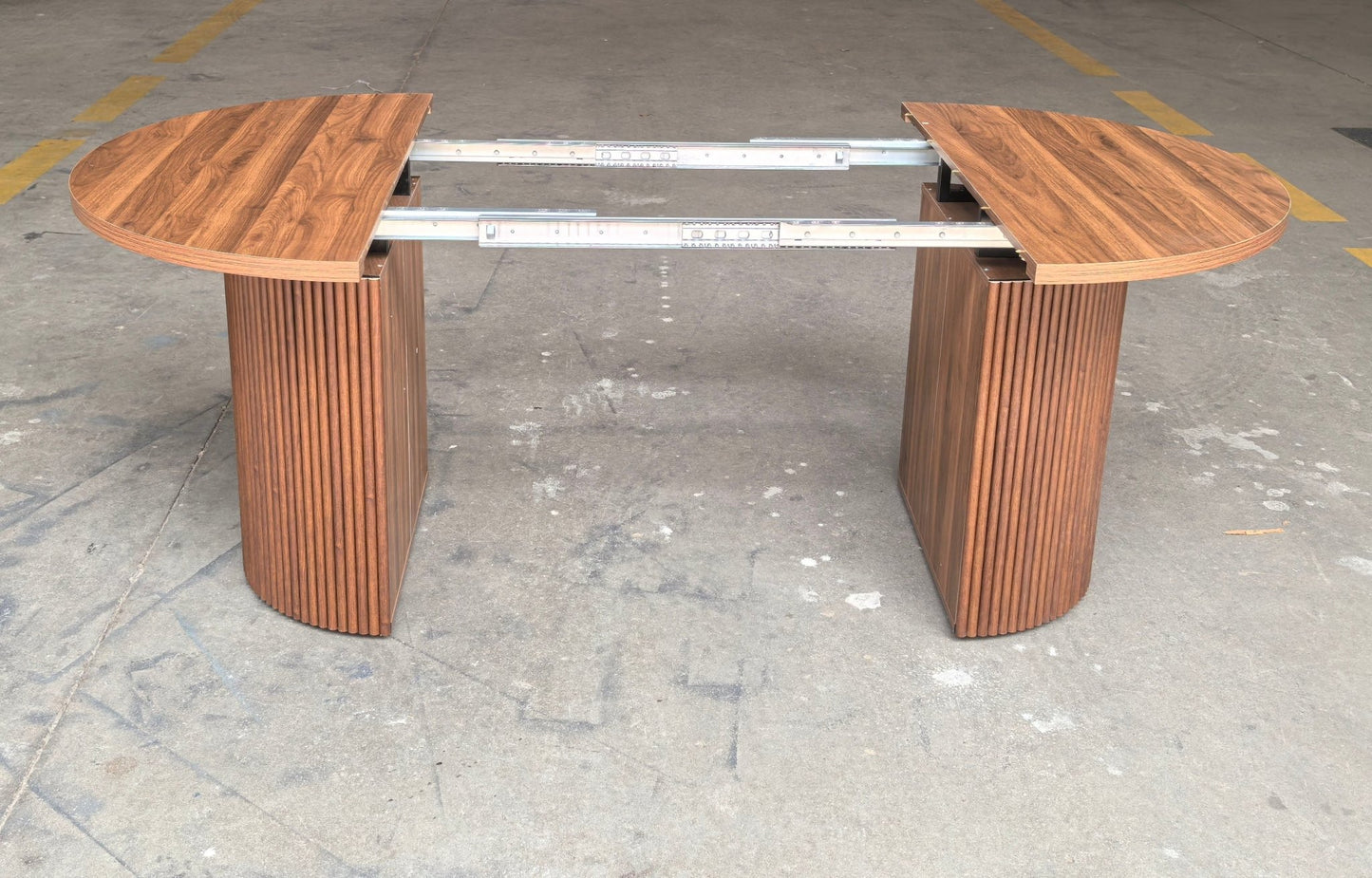 Reeded extendable dining table in a modern kitchen
Close-up of woodgrain tabletop texture
Side view showing the table expansion mechanism
Modern farmhouse dining table in retracted state
Seating for 4–8 guests with expandable design