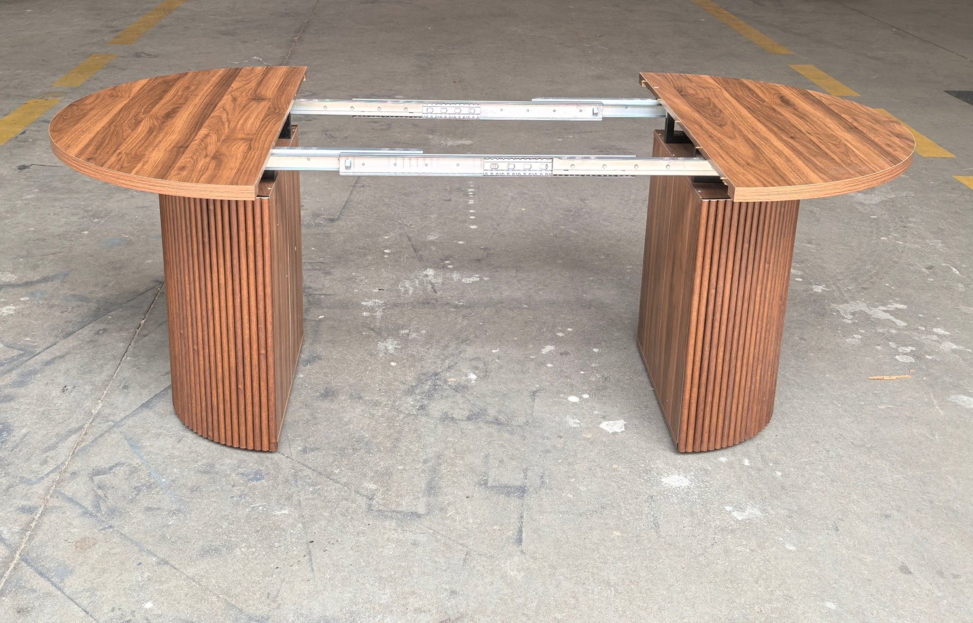 Reeded extendable dining table in a modern kitchen
Close-up of woodgrain tabletop texture
Side view showing the table expansion mechanism
Modern farmhouse dining table in retracted state
Seating for 4–8 guests with expandable design