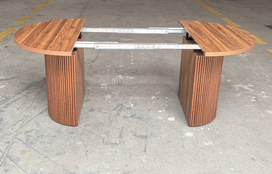 Reeded extendable dining table in a modern kitchen
Close-up of woodgrain tabletop texture
Side view showing the table expansion mechanism
Modern farmhouse dining table in retracted state
Seating for 4–8 guests with expandable design