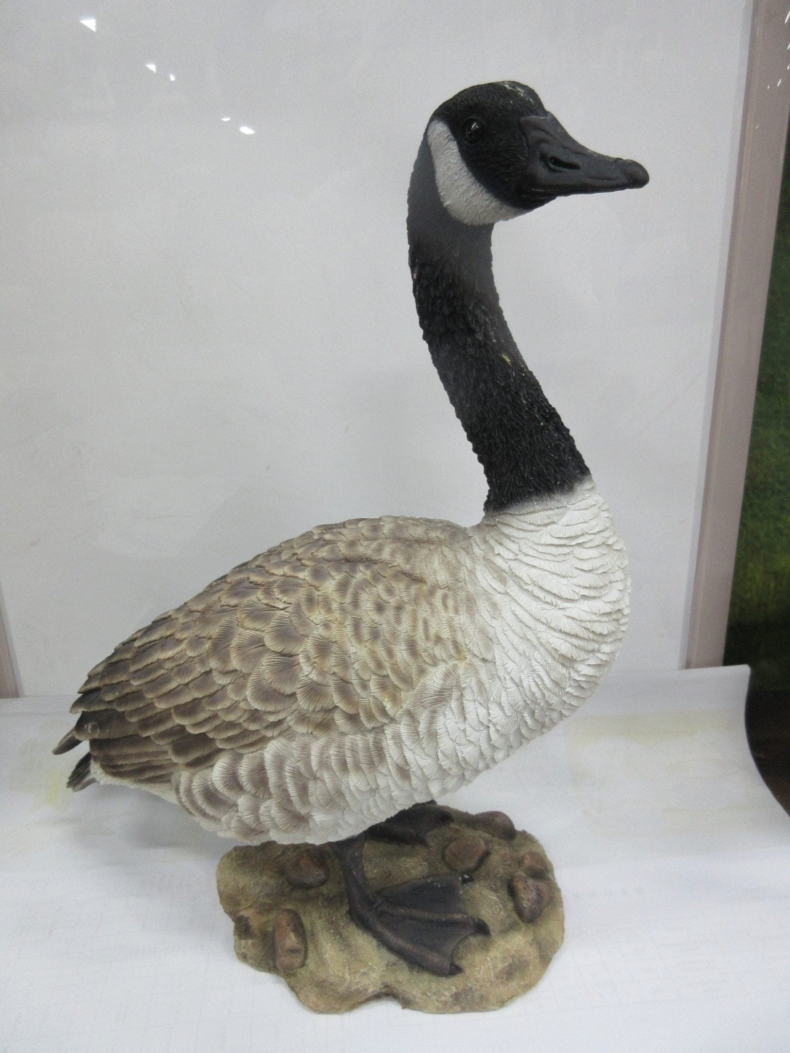 Lifelike resin Canada Goose statue with driftwood-look base
Rustic Canadian goose sculpture for garden and patio
Weatherproof animal figurine for outdoor decor