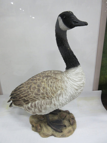 Lifelike resin Canada Goose statue with driftwood-look base
Rustic Canadian goose sculpture for garden and patio
Weatherproof animal figurine for outdoor decor