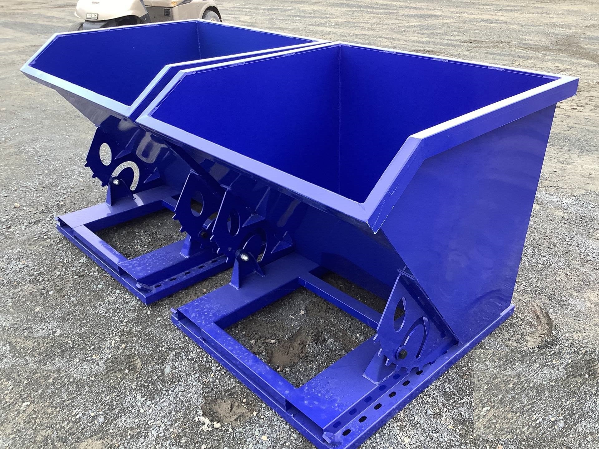“Blue self-dumping steel tilt hopper for industrial waste”

“Industrial garbage bin tipper with fork pockets”

“Heavy-duty steel tilt hopper with blue powder-coated finish”