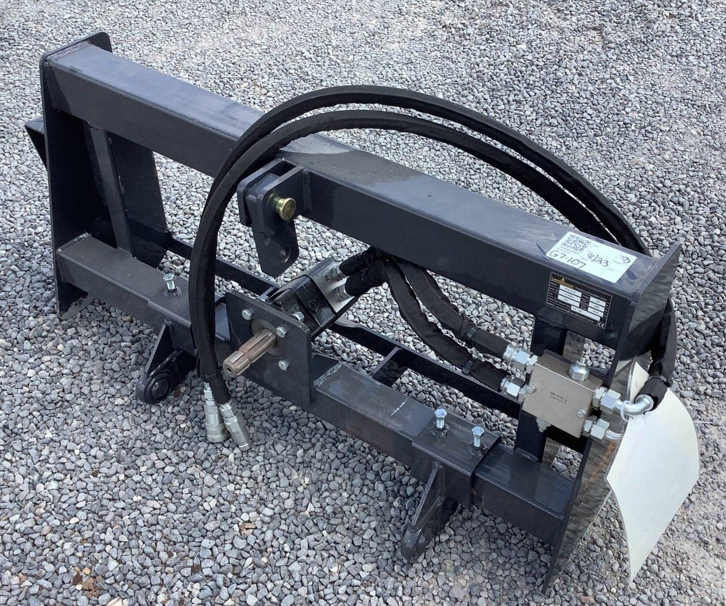 PHA162C 3-point hitch adapter mounted on skid steer
Heavy-duty universal skid steer hitch adapter side view