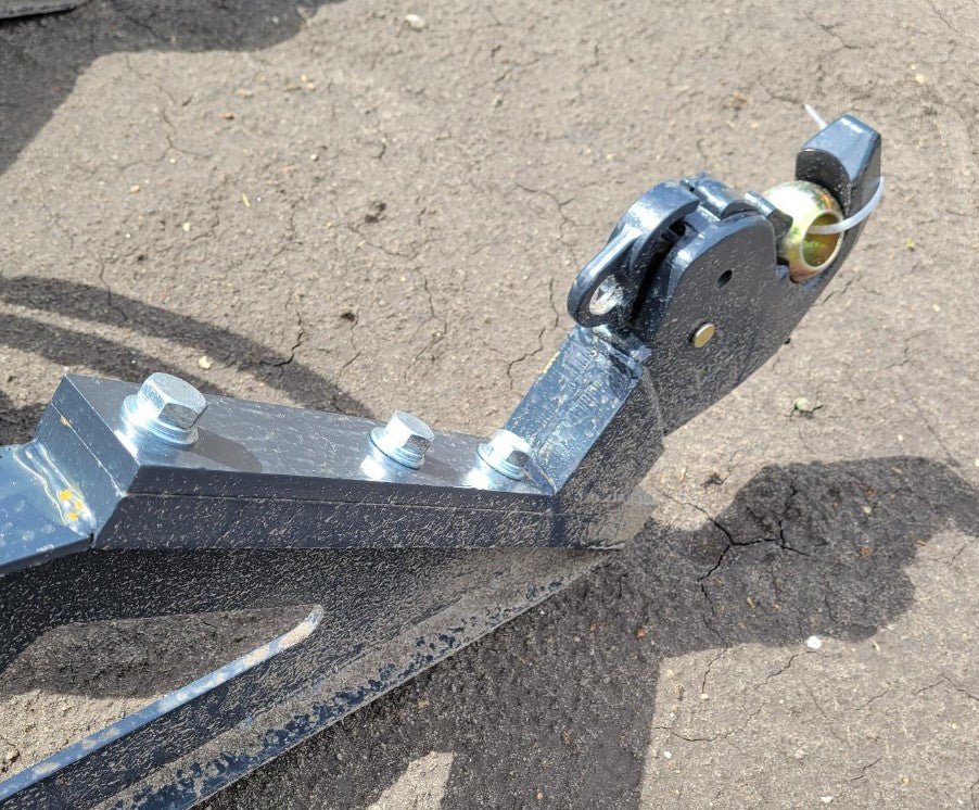 Skid steer with PHA1502C PTO adapter mounted
Close-up of hydraulic 3-point PTO adapter connection
Adjustable width 3-point hitch arms
Rear view of PTO output shaft on PHA1502C