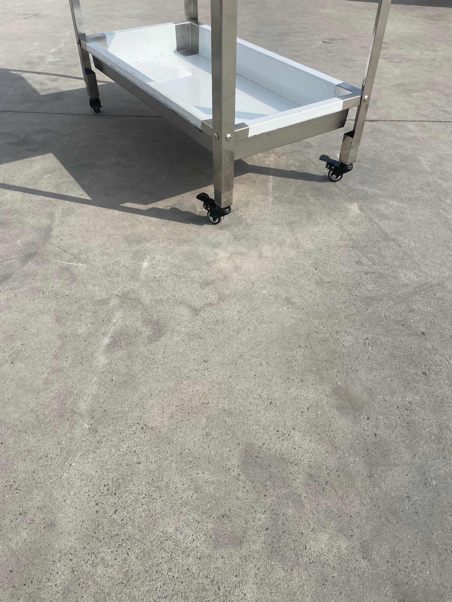 Stainless steel 3-tier kitchen trolley cart front view

Rolling utility shelf for commercial kitchens

3-shelf stainless steel transport cart with wheels

Commercial-grade stainless steel mobile cart

Trolley with locking caster wheels for food service
