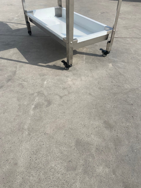 Stainless steel 3-tier kitchen trolley cart front view

Rolling utility shelf for commercial kitchens

3-shelf stainless steel transport cart with wheels

Commercial-grade stainless steel mobile cart

Trolley with locking caster wheels for food service