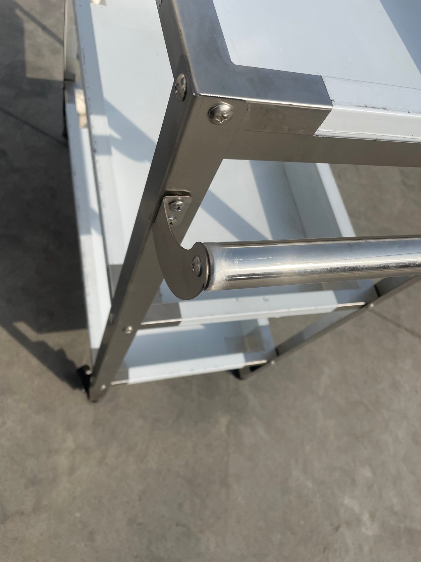 Stainless steel 3-tier kitchen trolley cart front view

Rolling utility shelf for commercial kitchens

3-shelf stainless steel transport cart with wheels

Commercial-grade stainless steel mobile cart

Trolley with locking caster wheels for food service
