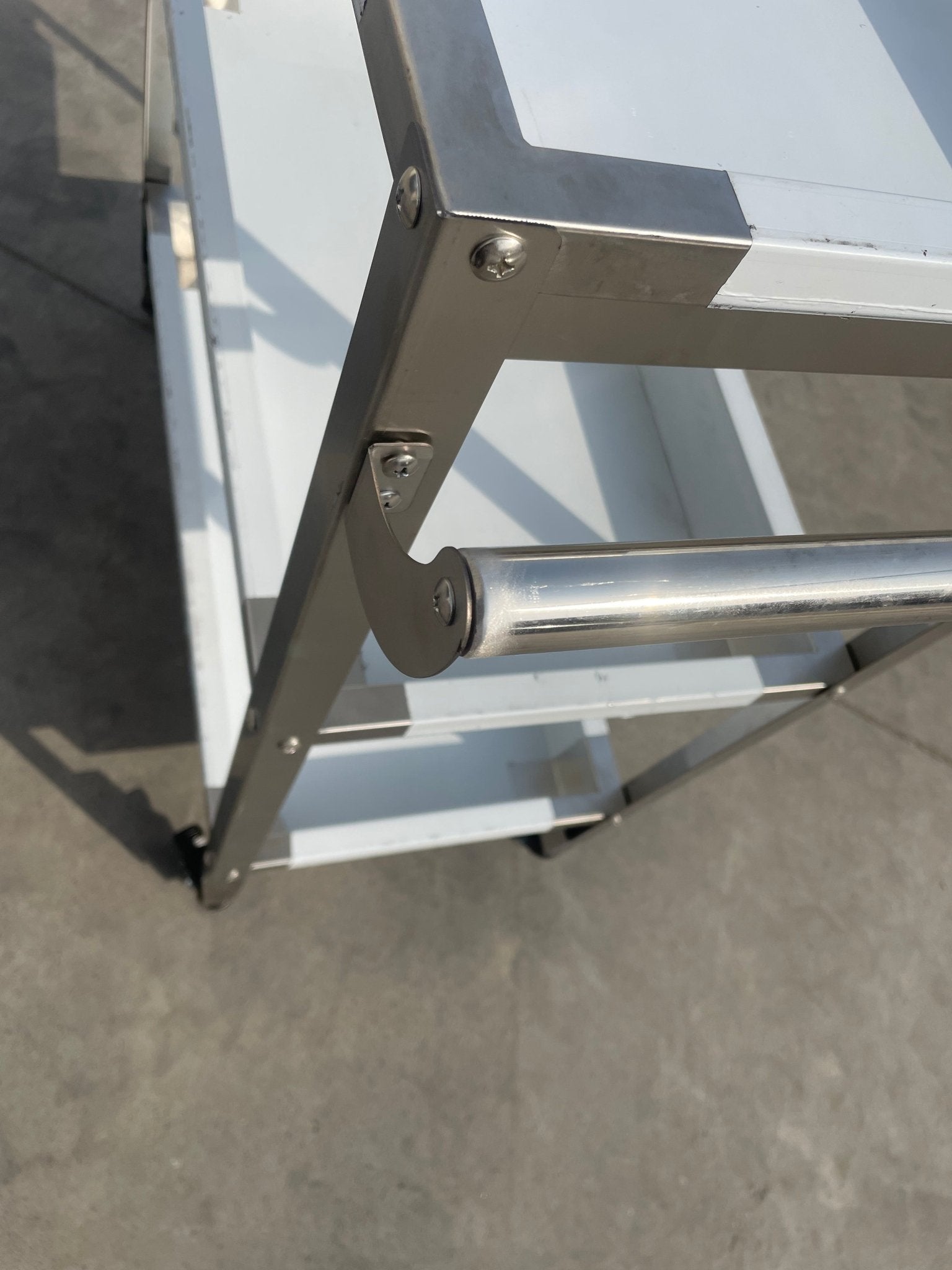 Stainless steel 3-tier kitchen trolley cart front view

Rolling utility shelf for commercial kitchens

3-shelf stainless steel transport cart with wheels

Commercial-grade stainless steel mobile cart

Trolley with locking caster wheels for food service