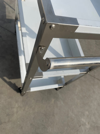 Stainless steel 3-tier kitchen trolley cart front view

Rolling utility shelf for commercial kitchens

3-shelf stainless steel transport cart with wheels

Commercial-grade stainless steel mobile cart

Trolley with locking caster wheels for food service